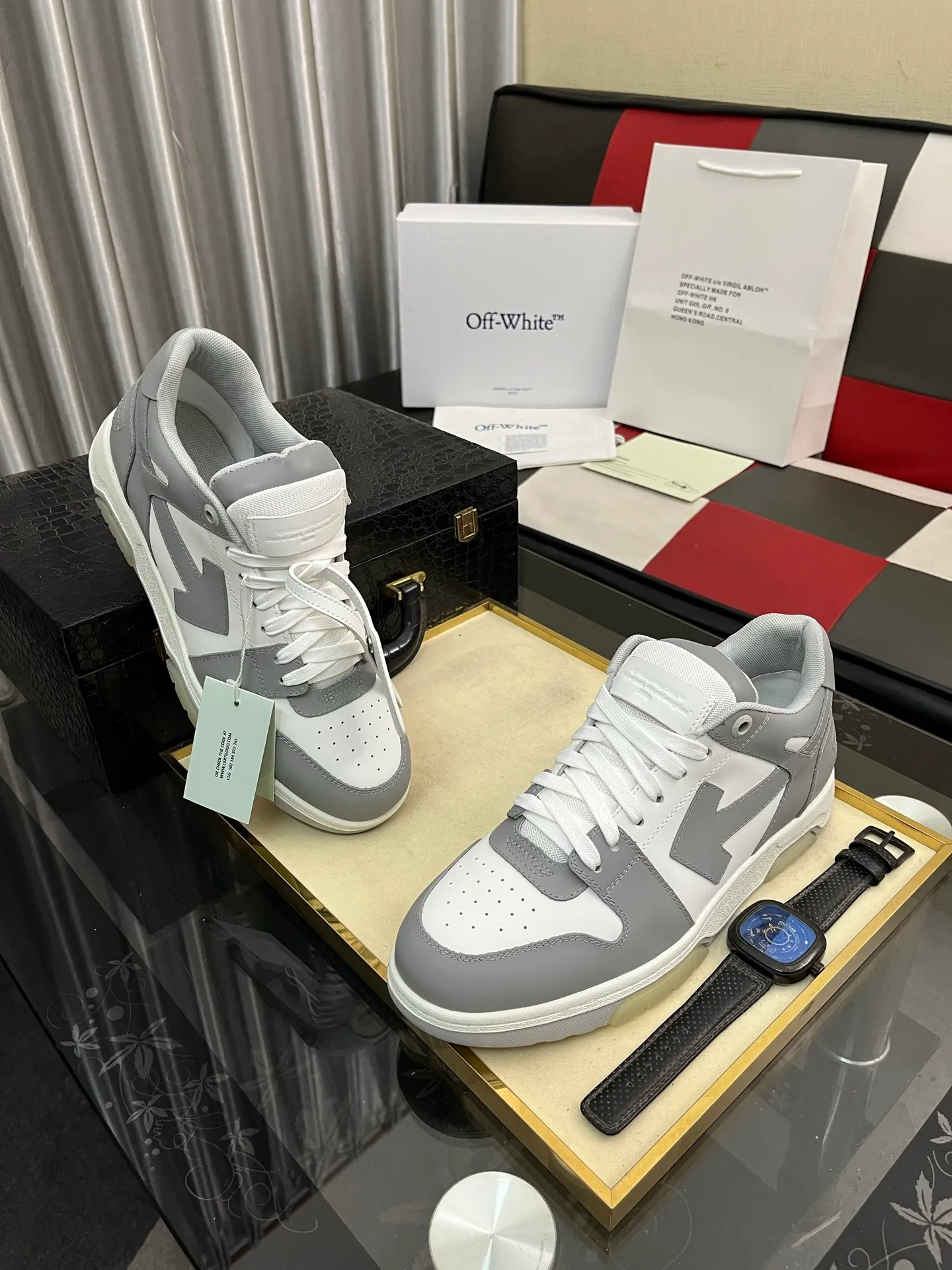 Men's shoes 💰600⌚️⌚️ OFF-White C/O VirGil Abloh fashionable and versatile casual shoes. Exclusive first release of the new model. Made of environmentally friendly cowhide leather and mesh fabric upper material. The insole is embedded with foam cushioning EVA material. The correct midsole is equipped with EVA lightweight cushioning. External tooth nail rubber outsole. The correct accessories can be customized simultaneously. Women's model: 35-40 Men's model: 39-45